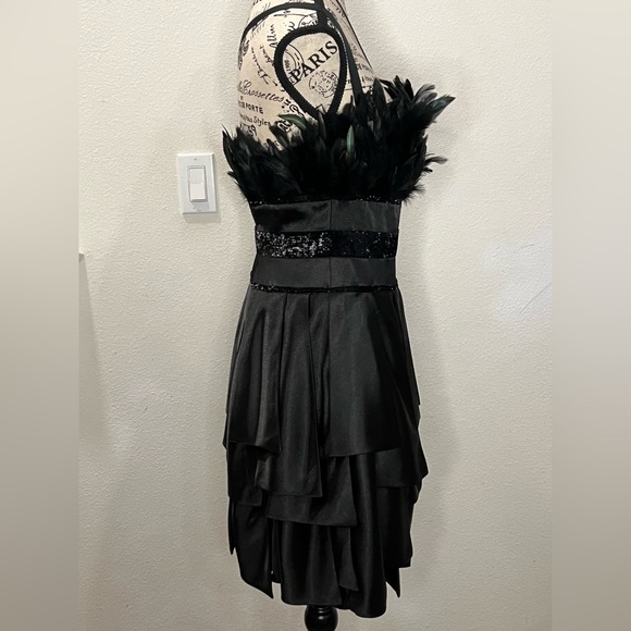 Elegant Black Feathered Strapless Dress - Picture 3 of 11